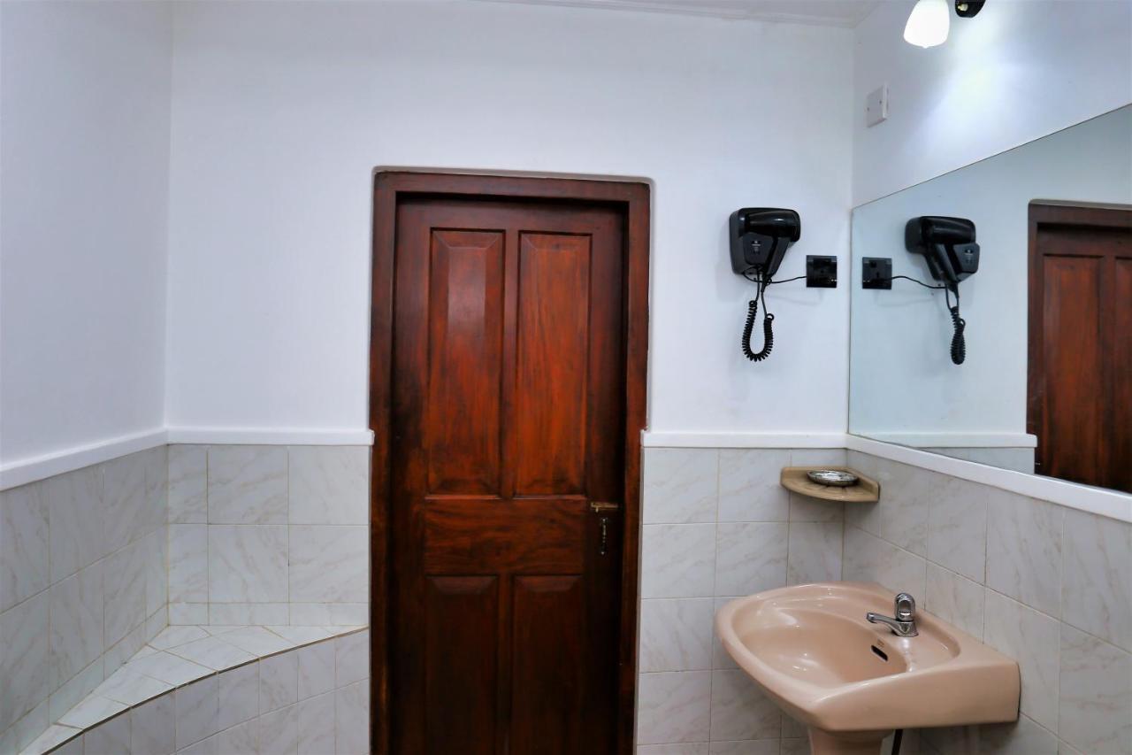 Camellia Dwelling Bed & Breakfast Hikkaduwa Bagian luar foto